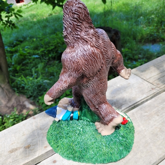 Sasquatch statue - Picture 2 of 2